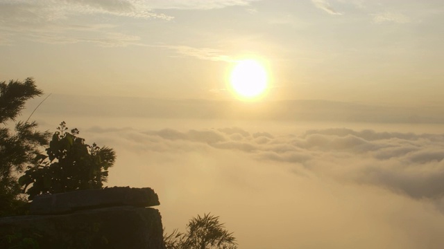 早晨的心情和山上的雾和太阳与彩云美丽。景观海雾和日出Khao Phra Ya Dern Thong观点。Phatthana Nikhom，泰国华府里视频素材