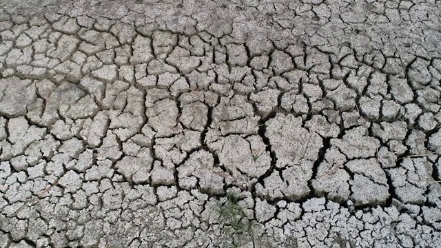 干湖床与自然纹理裂缝粘土透视地板视频素材