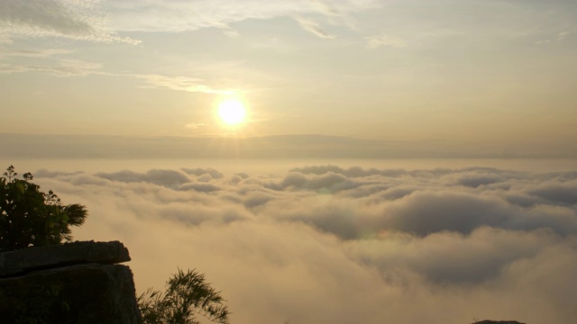 早晨的心情和山上的雾和太阳与彩云美丽。景观海雾和日出Khao Phra Ya Dern Thong观点。Phatthana Nikhom，泰国华府里视频素材