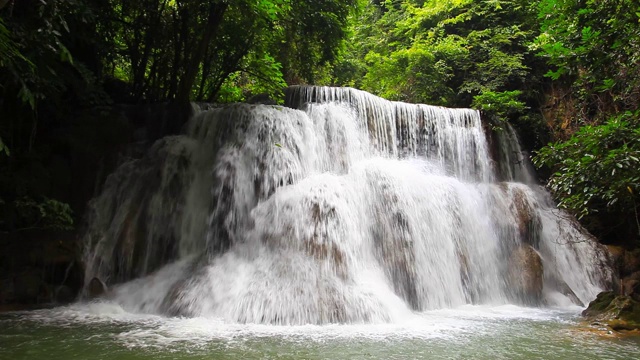 4k Huay Mae Khamin瀑布，北碧府，泰国与声音设计旅游目的地的目的视频素材