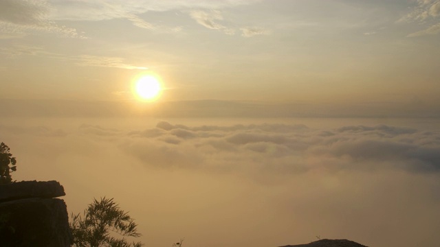 早晨的心情和山上的雾和太阳与彩云美丽。景观海雾和日出Khao Phra Ya Dern Thong观点。Phatthana Nikhom，泰国华府里视频素材