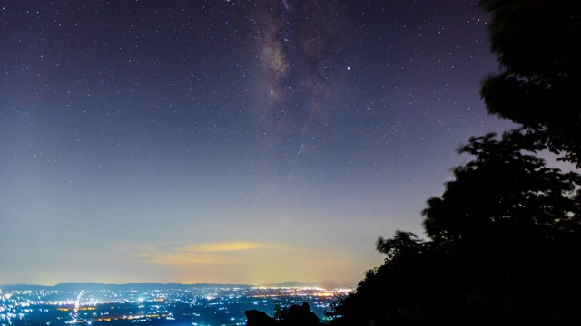 银河宇宙在城市山顶的时间流逝。亚洲的泰国视频素材