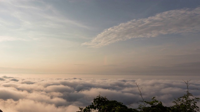 时间流逝的早晨心情和雾在山上和太阳与彩云美丽。景观海雾和日出Khao Phra Ya Dern Thong观点。Phatthana Nikhom，泰国华府里视频素材