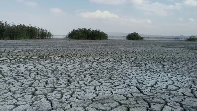 干湖床与自然纹理裂缝粘土透视地板视频素材