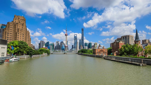 时间流逝的上海天际线和城市景观在一个阳光明媚的日子，中国。视频素材