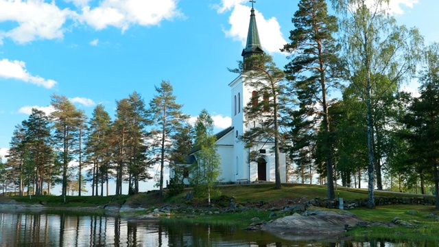 Tocksfors,瑞典。阳光明媚的夏日框架教堂。当地的地标视频素材