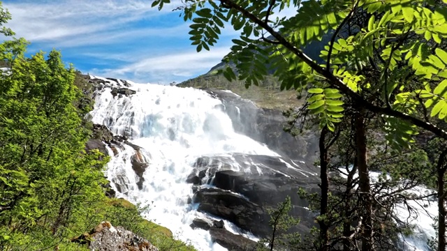 Kinsarvik Hordaland,挪威。哈当厄山高原瀑布Nyastolfossen。Nyastolsfossen春天的晴天。高度115米。挪威著名的自然地标和热门目的地视频素材