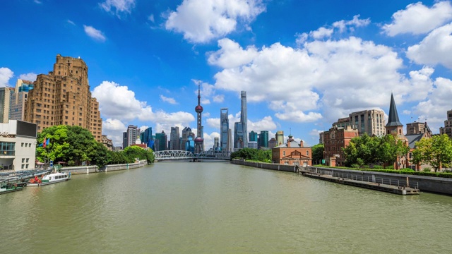 时间流逝的上海天际线和城市景观在一个阳光明媚的日子，中国。视频素材