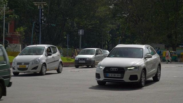 班加罗尔市中心晴天交通街道广场全景4k印度视频素材