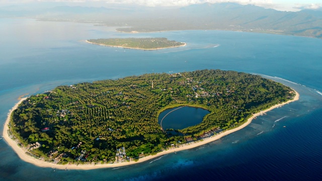 鸟瞰图与吉利岛和海洋。Gili Meno, Gili Air和龙目岛视频素材