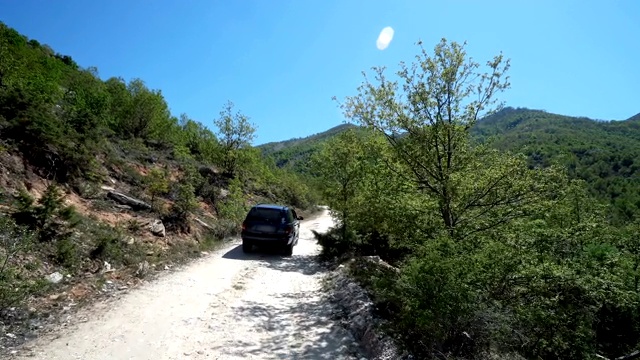 越野车在极端驾驶通过糟糕的道路在山区，电影定格镜头视频素材