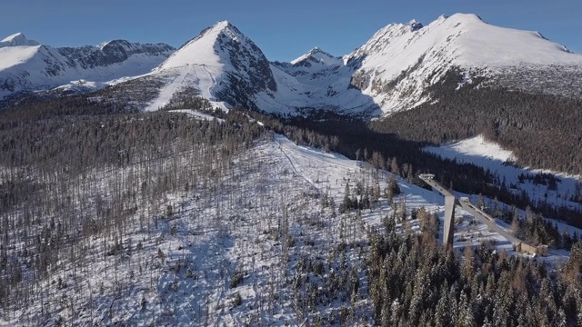 在高塔特拉斯山，斯洛伐克的滑雪场滑雪场鸟瞰图。视频素材