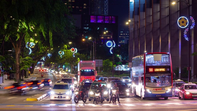 吉隆坡市中心夜晚灯火通明交通街道十字路口全景4k时间间隔马来西亚视频素材