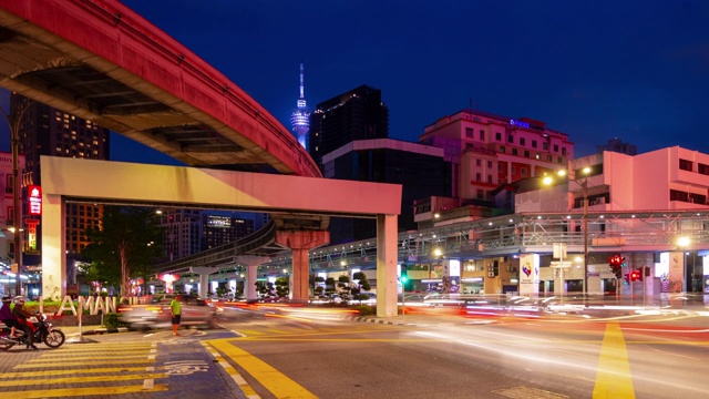 吉隆坡市中心夜晚灯火通明交通街道十字路口全景4k时间间隔马来西亚视频素材