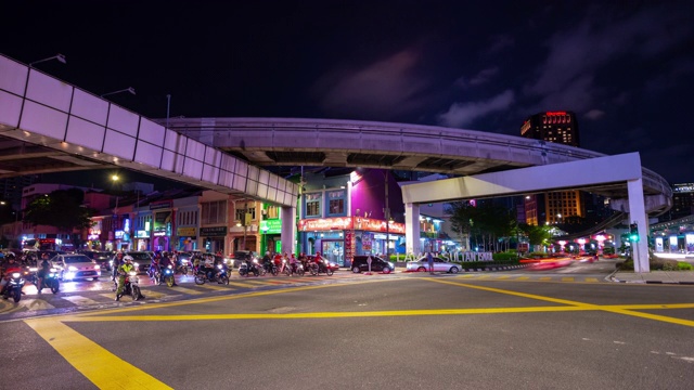 吉隆坡市中心夜晚灯火通明交通街道十字路口全景4k时间间隔马来西亚视频素材