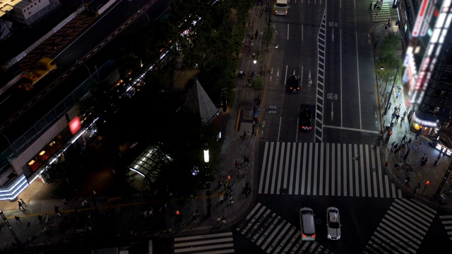 拥挤的人群行人和汽车十字路口的道路在银座，日本，东京视频素材