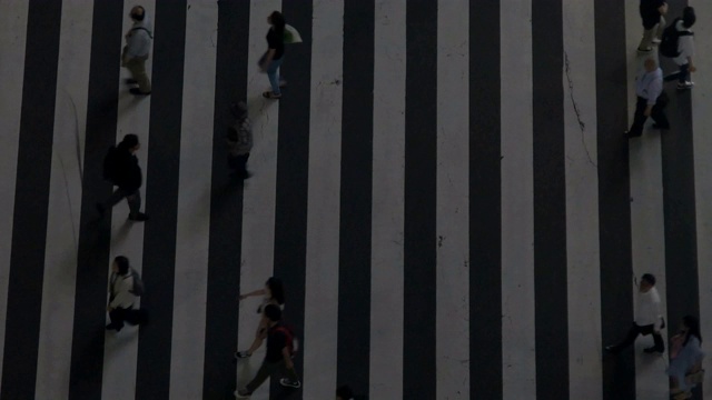 人群行人过十字路口的道路，东京，日本视频素材