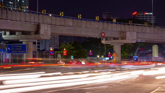 吉隆坡市中心夜光交通街道全景，4k时间间隔马来西亚视频素材