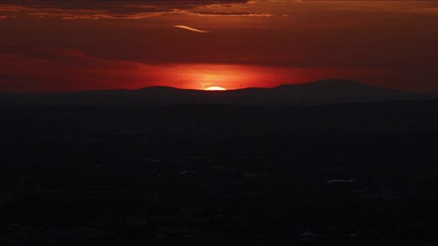 夕阳从山后消失的广角镜头视频素材