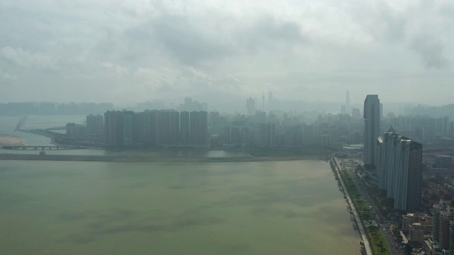 晴雾日时间澳门市区珠海湾航拍4k中国视频素材