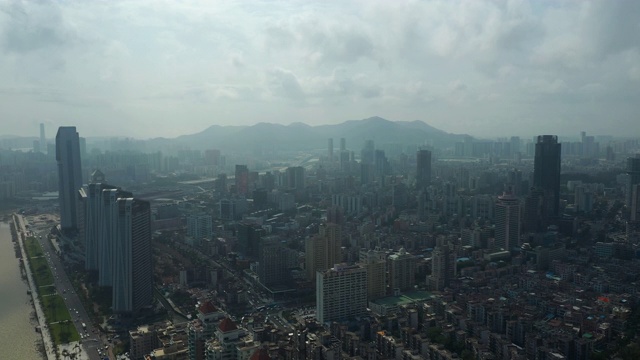 晴朗多雾的日子澳门市区海湾航拍全景4k中国视频素材