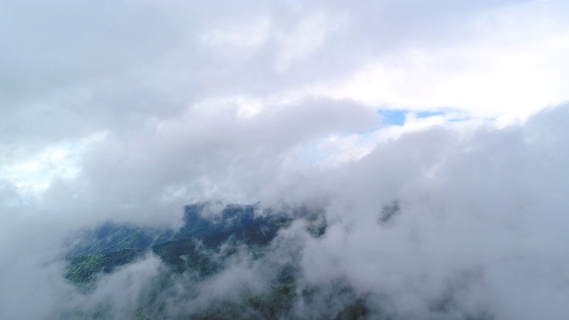 在山上的白云里飞行视频素材