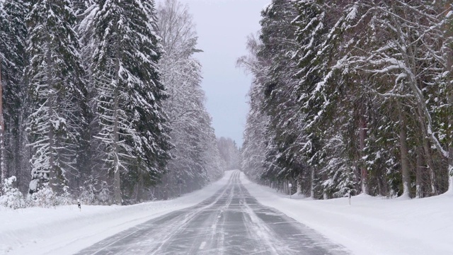 一条长长的路，旁边覆盖着厚厚的积雪视频素材