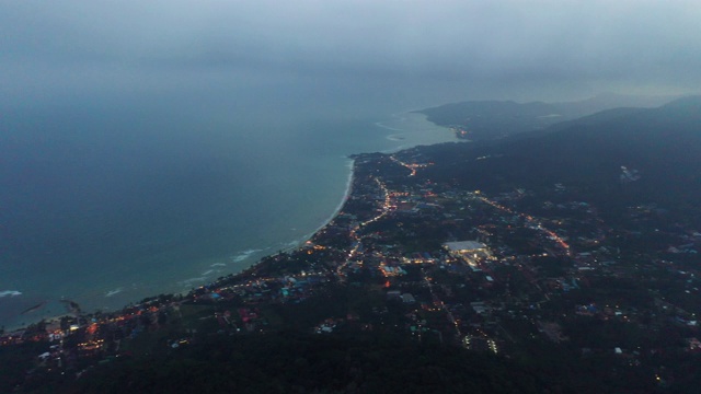 黄昏时间照明苏梅岛海岸线城市景观空中全景4k泰国视频素材