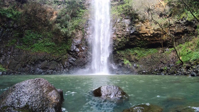 雄伟的瀑布在夏威夷考艾岛视频素材