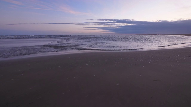 沿着海滩移动视频素材