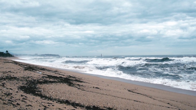 海浪带着多云的天气和强风袭来的海边景象。韩国东海。视频素材