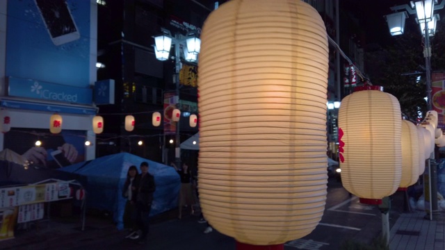 多莉。城市里的日本手工纸灯笼。视频素材