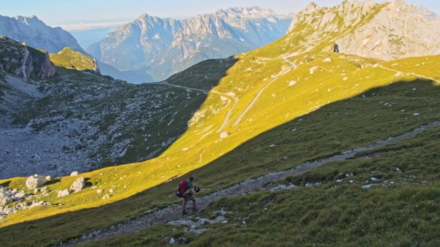 一名男子在朱利安阿尔卑斯山的山路上徒步旅行视频素材