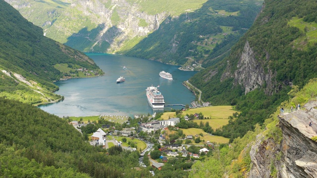 Geirangerfjord,挪威。旅游船渡船浮动班轮泊在盖兰格峡湾在春天夏天的一天。著名的挪威地标和受欢迎的目的地。全景视频素材