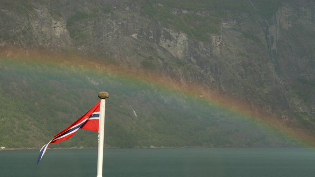 Sunnylvsfjorden,挪威。彩色彩虹在阳光湾峡湾的春天景观。从漂浮的旅游船渡船在夏天的一天。著名的挪威地标和受欢迎的目的地视频素材