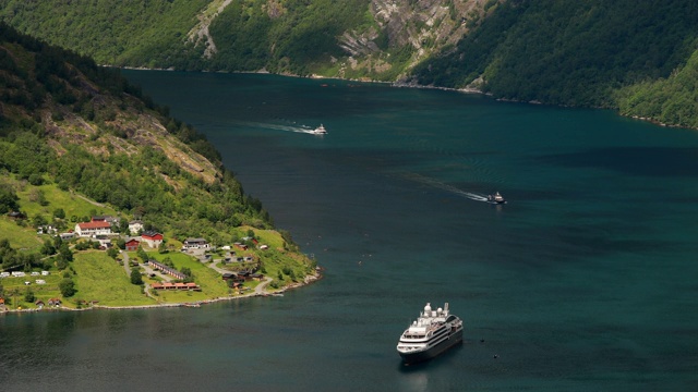 Geirangerfjord,挪威。在阳光明媚的夏日，在盖兰格峡湾附近漂浮的旅游船渡船游船班轮。著名的挪威地标和受欢迎的目的地视频素材