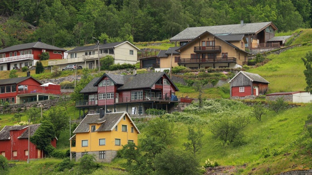 2019年6月18日，挪威盖兰格，盖兰格峡湾:传统的挪威山坡村庄，古老的木屋视频素材