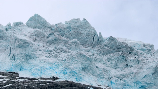 挪威约斯特尔斯布林国家公园。近距离观看融化的冰和雪在波布林冰川在春天阳光明媚的一天。著名的挪威地标和受欢迎的目的地视频素材