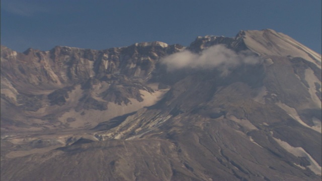 圣海伦斯山的山坡和火山口周围是一片片的积雪。视频素材