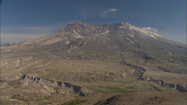 圣海伦斯火山的火山口耸立在贫瘠的土地上。视频素材