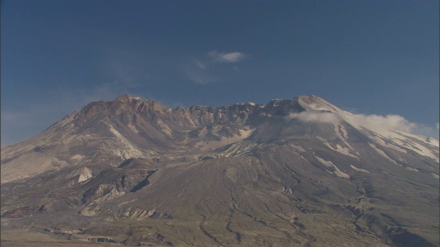 圣海伦斯火山在1980年历史性的喷发后留下了一个巨大的火山口。视频素材