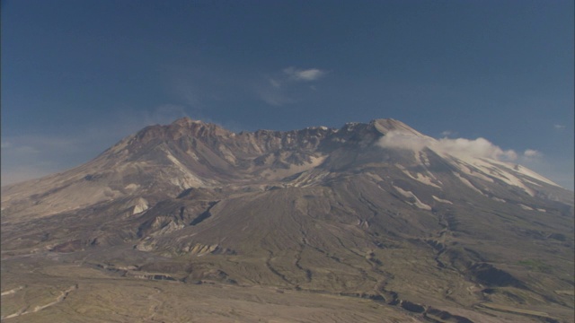 圣海伦斯火山在1980年历史性的喷发后留下了一个巨大的火山口。视频素材