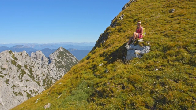 女徒步旅行者欣赏雄伟的山景视频素材