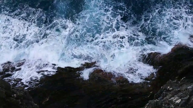 海浪撞击岩石俯视图视频素材