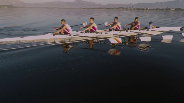 黎明时分，混合赛艇队在湖上训练视频素材