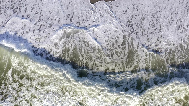 海浪冲刷着沙滩视频素材