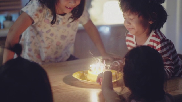 一个孩子在家里庆祝他的生日聚会视频素材