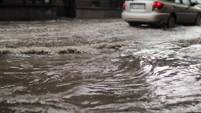 暴雨过后，洪水期间交通堵塞视频素材