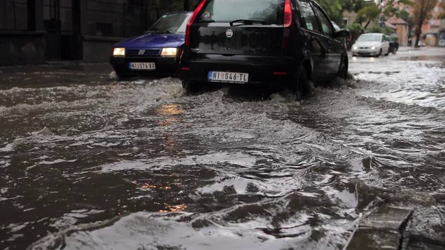 汽车在雨中行驶在被淹没的道路上视频素材