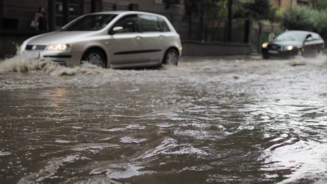 暴雨过后，洪水期间交通堵塞视频素材